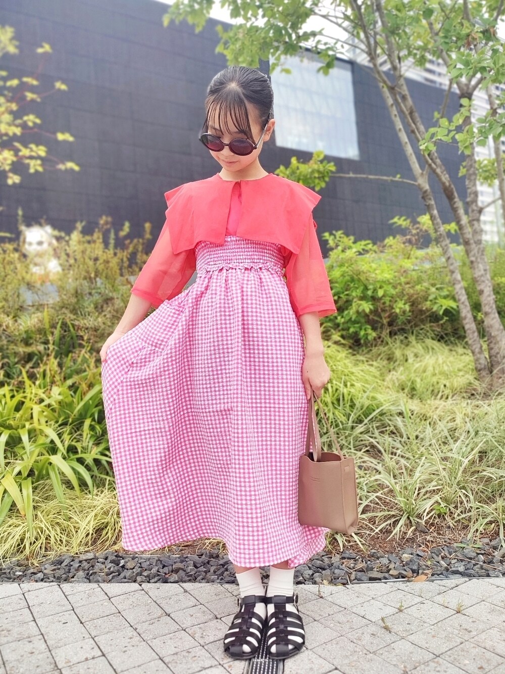 「夏コーデ、ビッグカラー、ビッグシルエット、ピンク、サングラス、グルカサンダル、ギンカムチェック、スカート、ワンピース、プチプラ、ポシェット、タックイン、ワントーンコーデ、ビタミンカラー、真夏のアクティブスタイル」｜「DISCOATのシアーセーラープルオーバー（Tシャツ/カットソー、ピンク系）」を使った、こよいのコーディネートさん（キッズ・140cm）の夏コーディネートの1枚目の写真