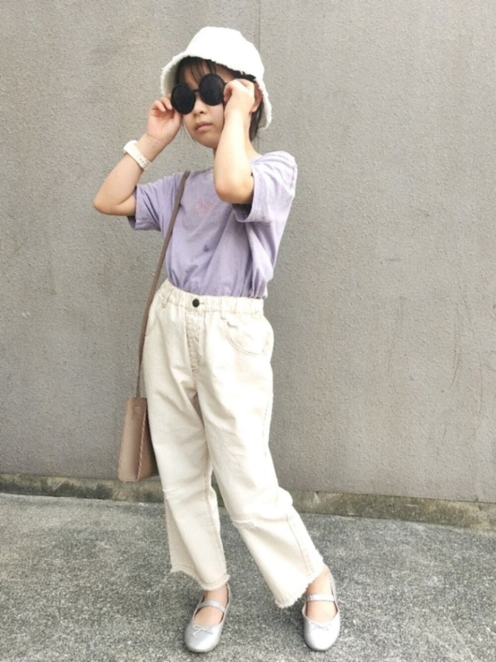 「バケットハット、サングラス、ポシェット、バレエシューズ、ロゴT、デニムパンツ、白パンツ、夏セールで買いました、BREEZE、タックイン」｜「BREEZEのアイテム（デニムパンツ、ホワイト系）」を使った、こよいのコーディネートさん（キッズ・131cm）の夏コーディネートの1枚目の写真