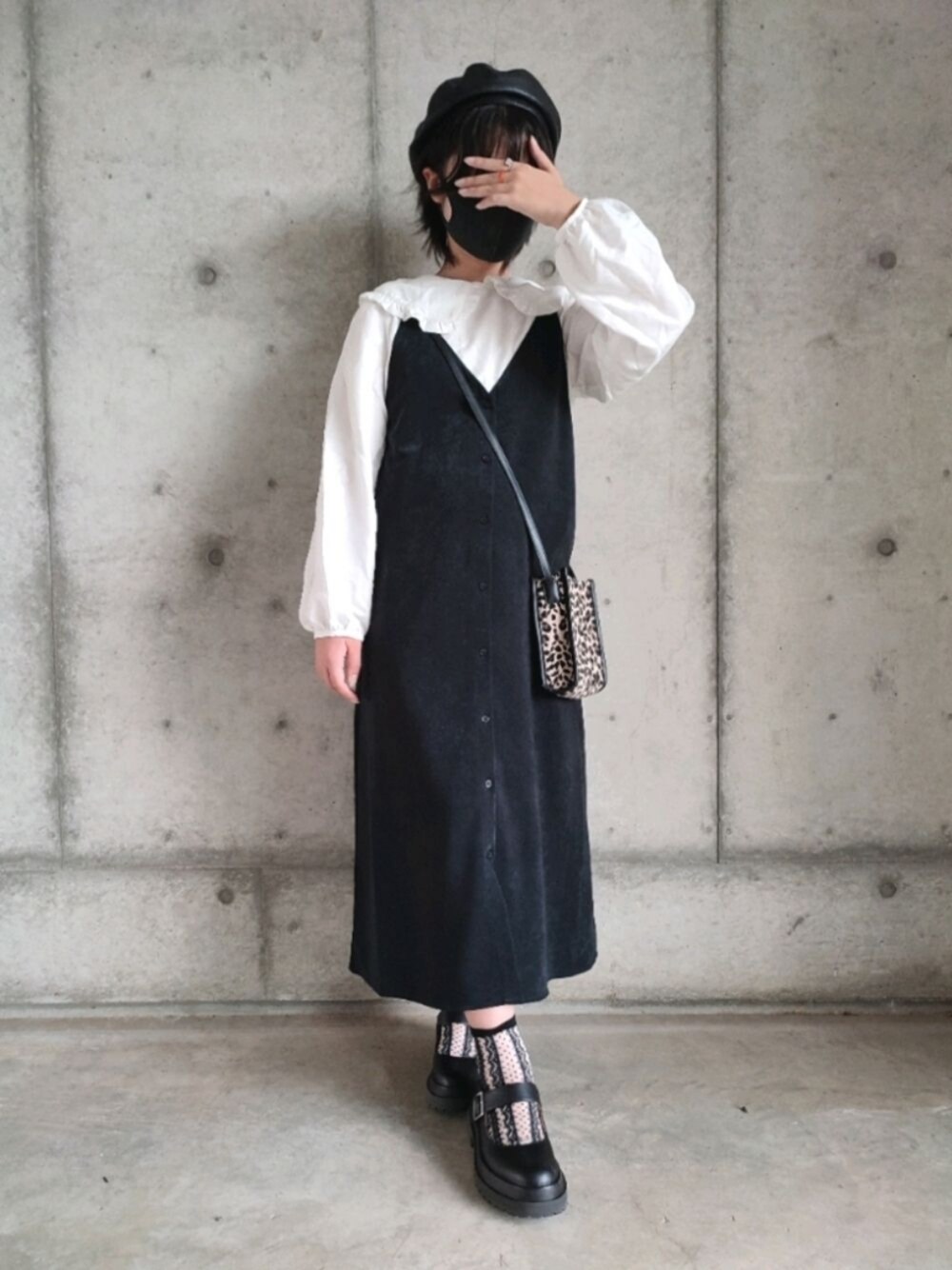 「休日スタイル、だから秋服が好き、ベレー帽、モノトーン、ビッグカラー、ワンピース、サテン、厚底シューズ、レオパード、アニマル柄、ボリューム袖、ショルダーバッグ、ロングワンピース、秋コーデ、レザー」｜「GUのアイテム（シューズ、ブラック系）」を使った、こよいのコーディネートさん（キッズ・135cm）の秋コーディネートの1枚目の写真
