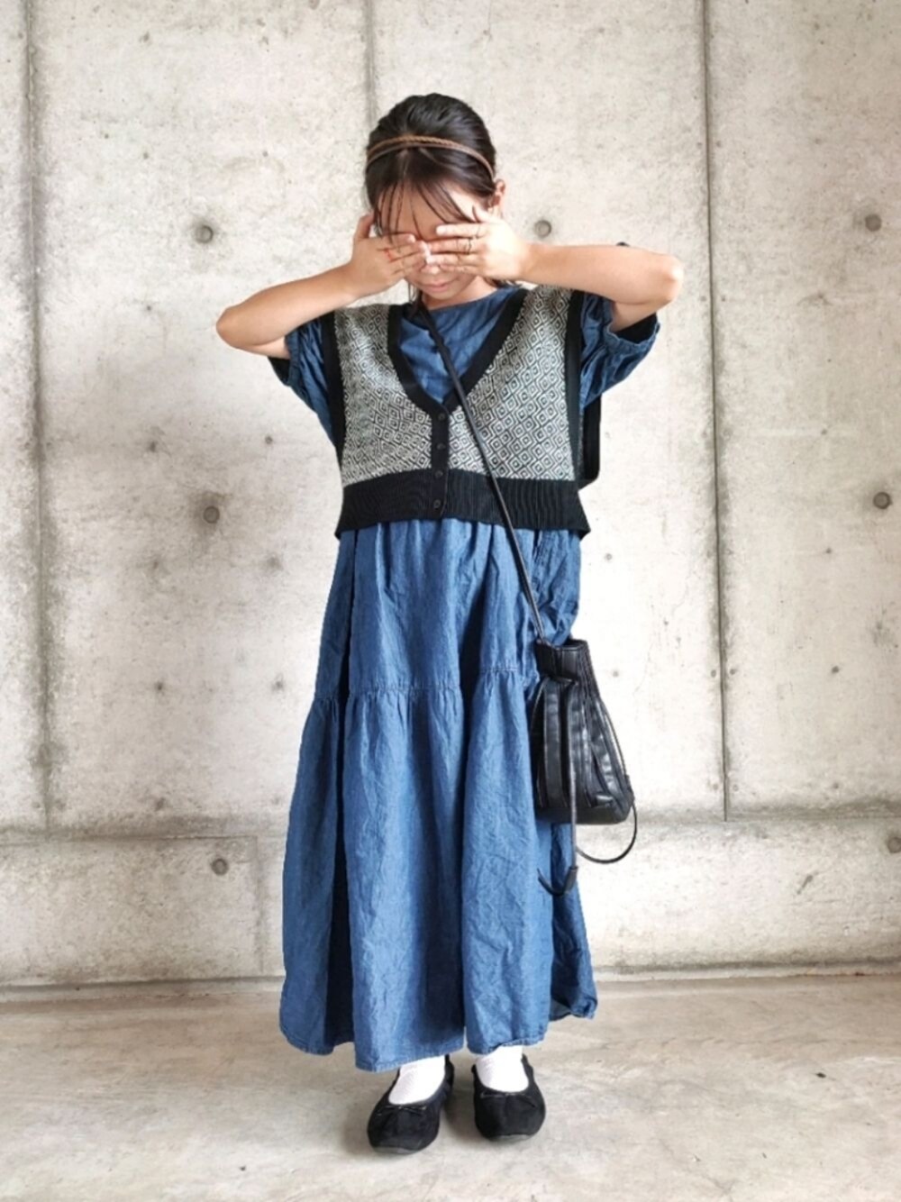 「だから秋服が好き、秋コーデ、バレエシューズ、休日スタイル、ベスト、ニットベスト、デニム、ワンピース、ティアードワンピース、ビッグシルエット、プチプラ、巾着バッグ、ショルダーバッグ、レイヤードスタイル、カジュアルコーデ」｜「ヒラキのアイテム（バレエシューズ、ブラック系）」を使った、こよいのコーディネートさん（キッズ・135cm）の秋コーディネートの1枚目の写真