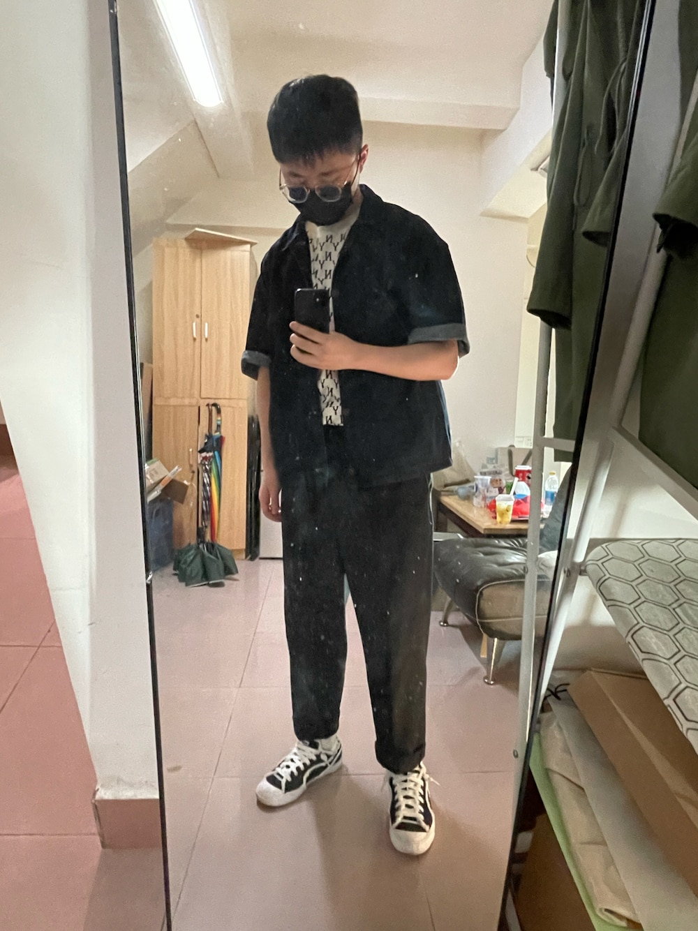 「GUのアイテム（デニムジャケット、ブルー系）」を使った、Shane Pipiさん（メンズ・170cm）の秋コーディネートの1枚目の写真