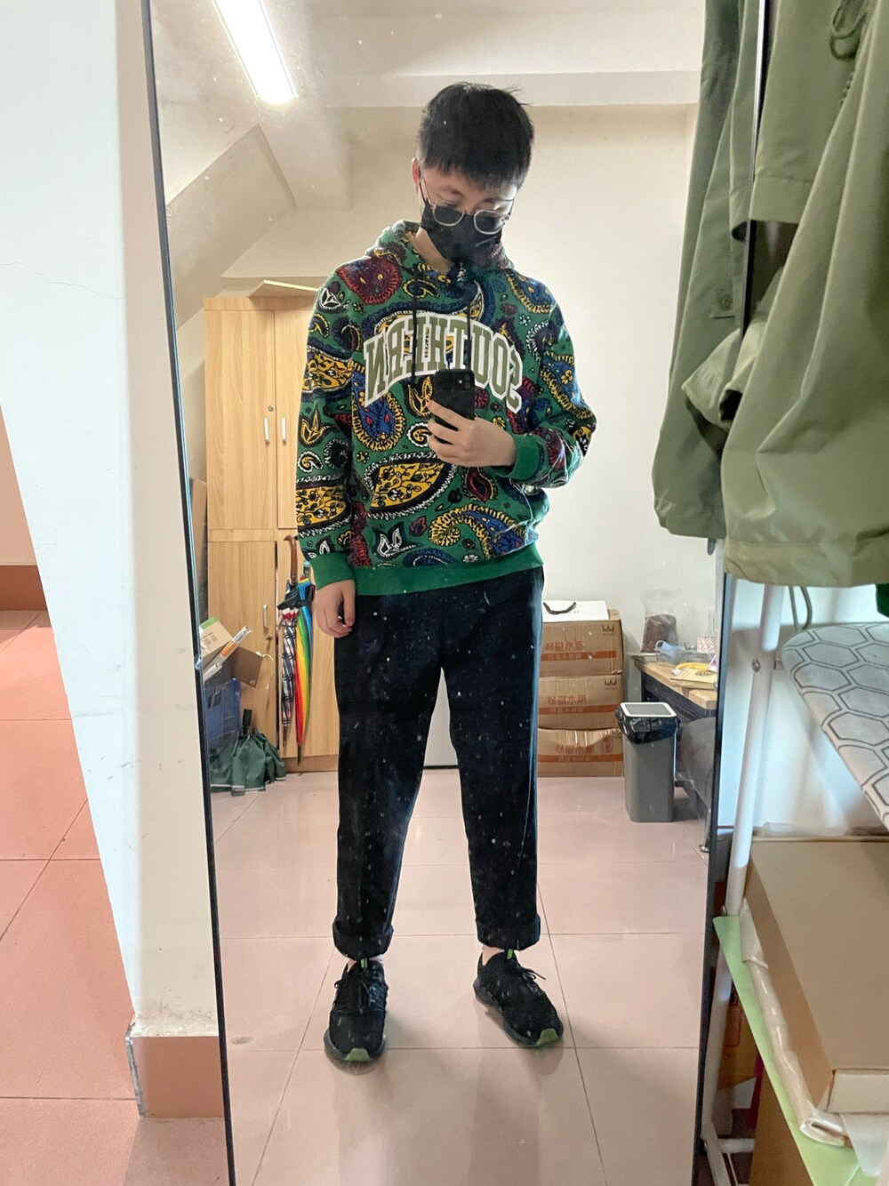 「UNIQLOのアイテム（スラックス、ブラック系）」を使った、Shane Pipiさん（メンズ・170cm）の秋コーディネートの1枚目の写真