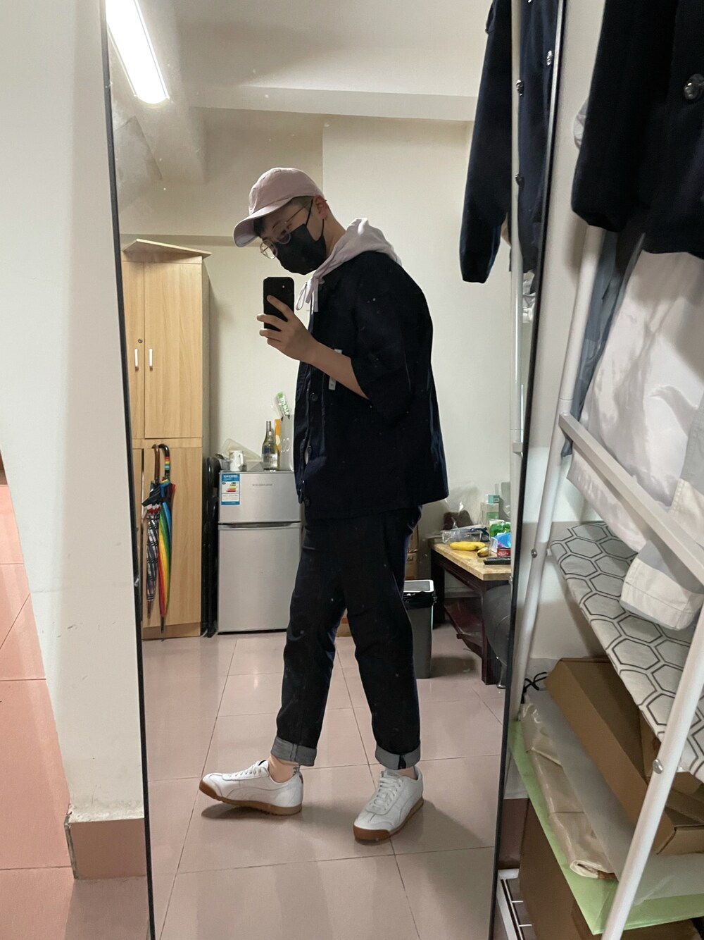 「UNIQLOのアイテム（デニムパンツ、ブルー系）」を使った、Shane Pipiさん（メンズ・170cm）の秋コーディネートの1枚目の写真