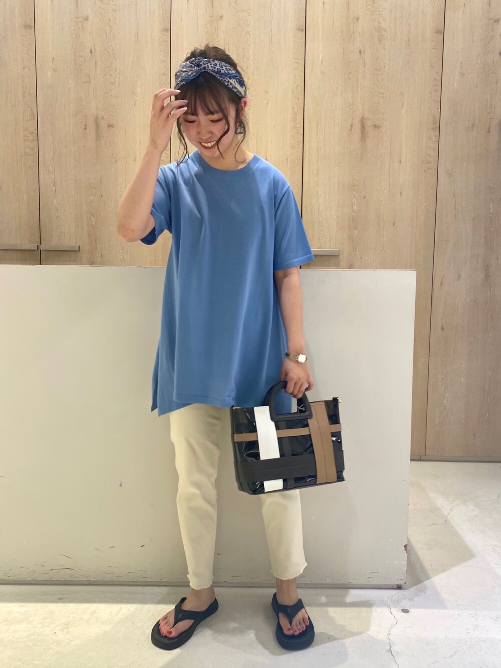 「デニムっていいよね、休日コーデ、カジュアルコーデ、サンダル、トングサンダル、ママファッション、白デニム、デニム、サマーニット」｜「LOWELL thingsのCross/配色クリアビニール２WAYハンドBAG（ショルダーバッグ、ブルー系）」を使った、hazukiさん（レディース・154cm）の夏コーディネートの1枚目の写真
