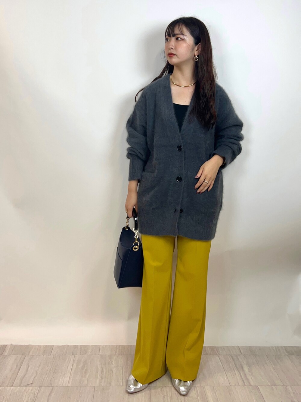 「お出かけコーデ、シンプルコーデ、カーディガン、カラーパンツ、ママファッション、ニットコーデ、オトナカワイイ」｜「qualiteのストレッチセンタープレスフレアパンツ（スラックス、イエロー系）」を使った、hazukiさん（レディース・154cm）の冬コーディネートの1枚目の写真