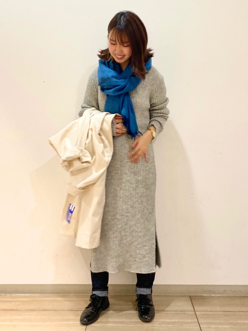 「デニム、アウター、ストール、ニットワンピース、グレーニット、秋服、ゆるコーデ、低身長コーデ、秋冬コーデ」｜「collexのテーパードストレッチデニム（デニムパンツ、ブルー系）」を使った、hazukiさん（レディース・154cm）の秋コーディネートの1枚目の写真