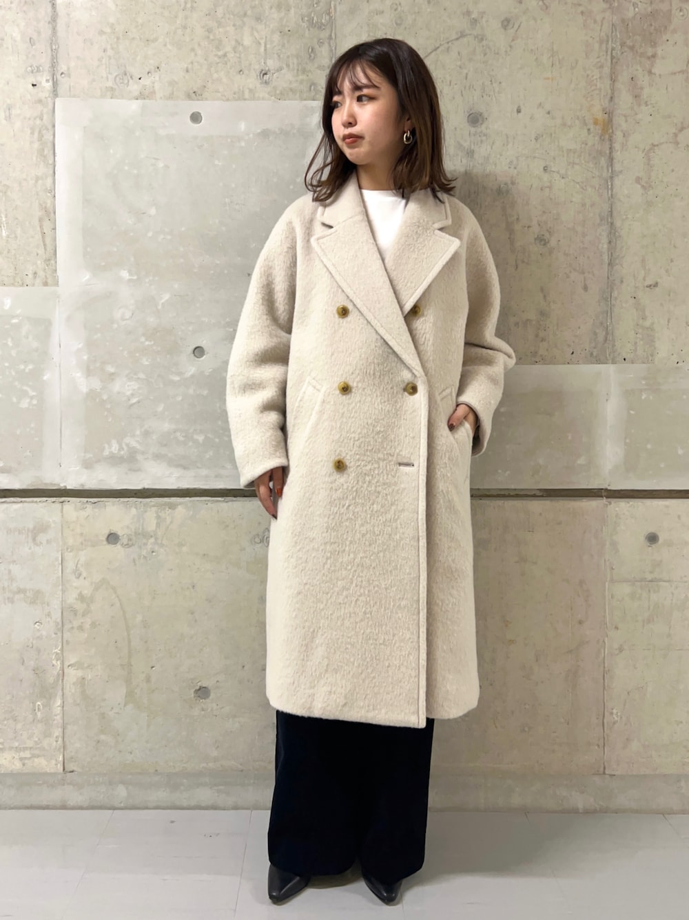 「ロングコート、コート、ベージュコート、黒パンツ、通勤コーデ、ワイドパンツ、低身長女子」｜「qualiteのモヘアシャギーダブルロングコート（チェスターコート、ベージュ系）」を使った、hazukiさん（レディース・154cm）の春コーディネートの1枚目の写真