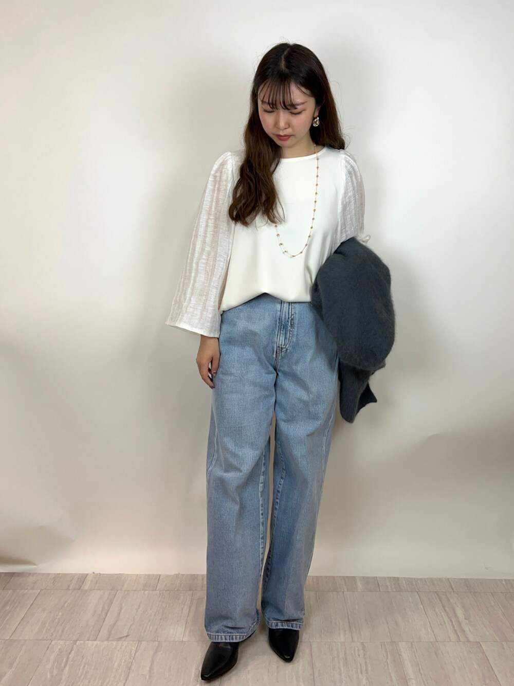 「休日コーデ、おでかけコーデ、シンプル、低身長コーデ、ブーツスタイル、ニットカーディガン、デニムコーデ、ワイドデニム」｜「qualiteの【e×qualite】ワイドデニム（デニムパンツ、ブルー系）」を使った、hazukiさん（レディース・154cm）の冬コーディネートの1枚目の写真