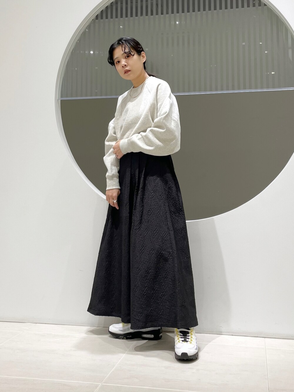 「WEARハロウィン2022、シンプルコーデ、大人カジュアル、おしゃれさんと繋がりたい、休日スタイル、秋コーデ、スウェット、スカート、エアマックス、スニーカーコーデ、低身長、モノトーン、モード、きれいめカジュアル、NIKE」｜「KBFのラグランスリーブコンパクトスウェット（スウェット、グレー系）」を使った、きっしゃんさん（レディース・151cm）の秋コーディネートの1枚目の写真