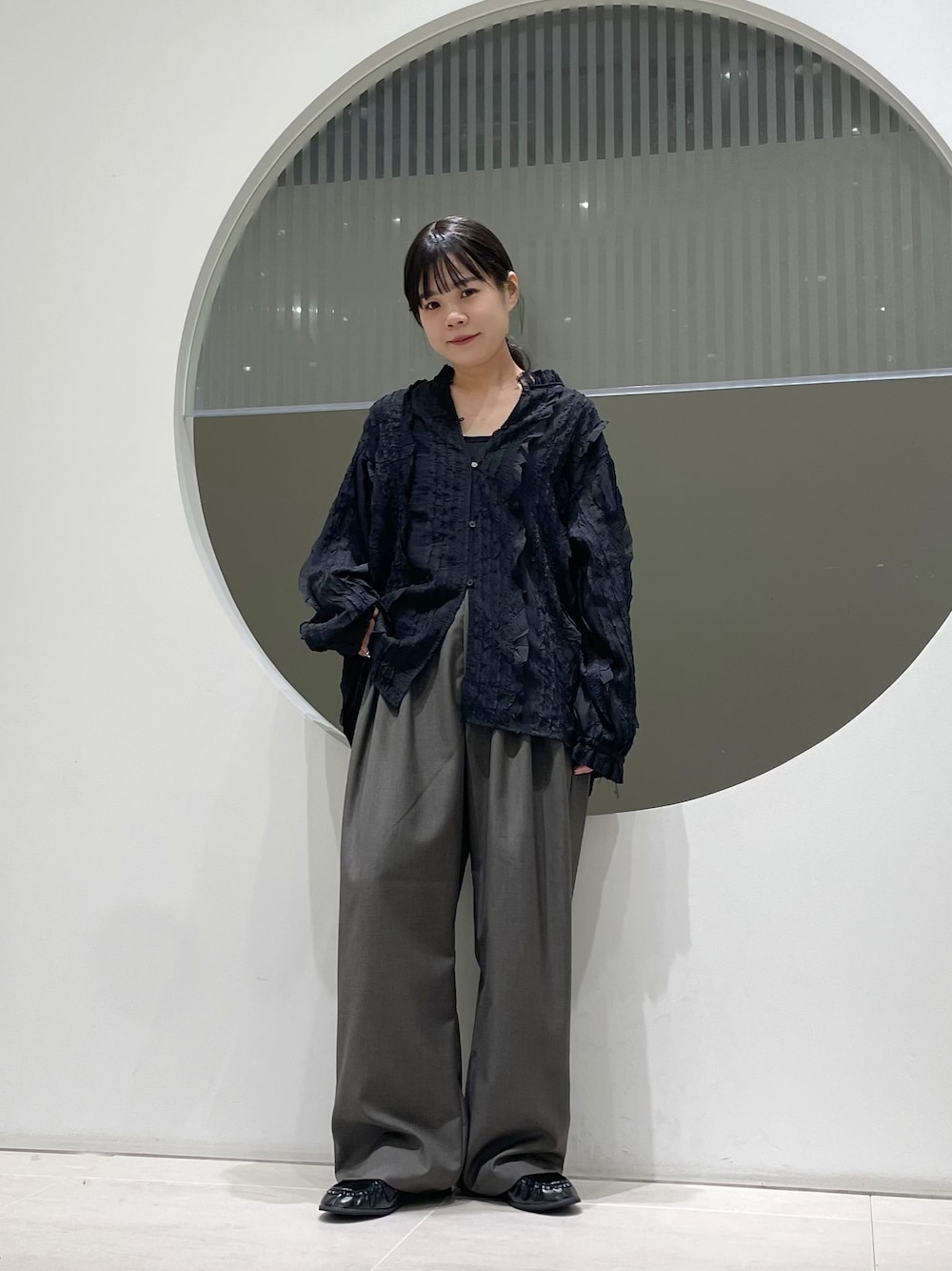 ブラック系のシャツ/ブラウス、ブラック系のその他シューズ、ブラウン系のその他パンツを着用したレディースの秋コーディネートの1枚目の写真