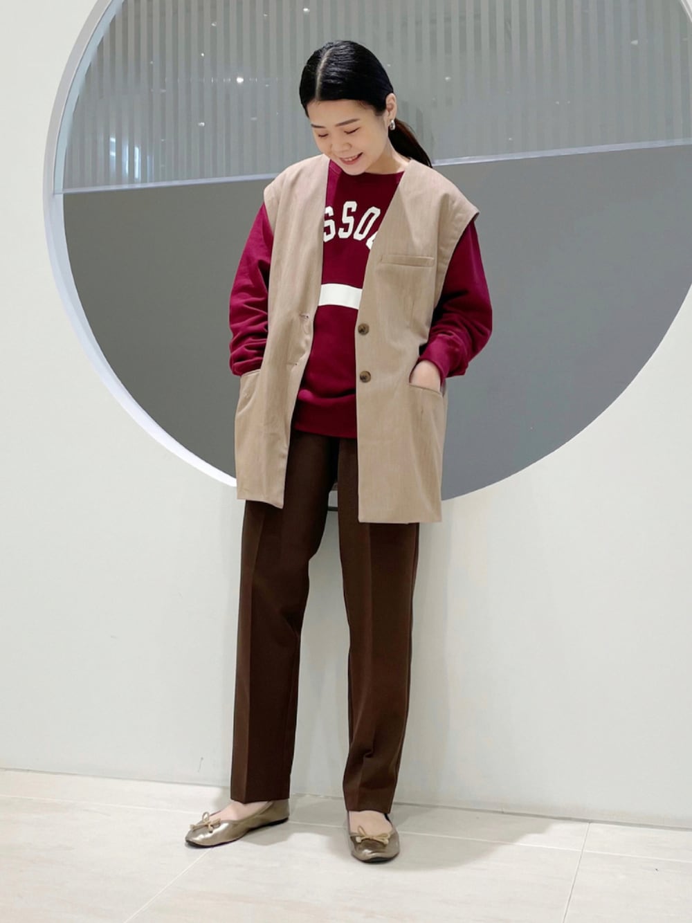 「テーパードパンツ、スウェット、カジュアル、KBF、スラックス、ベスト、レイヤードスタイル、バレエシューズ、Champion、きれいめカジュアル、低身長、秋コーデ、おしゃれさんと繋がりたい、いいね、save、フォローお願いします🤑、秋服準備はじめました」｜「KBFの2WAYノーカラージャケット（ノーカラージャケット、ベージュ系）」を使った、きっしゃんさん（レディース・151cm）の秋コーディネートの1枚目の写真