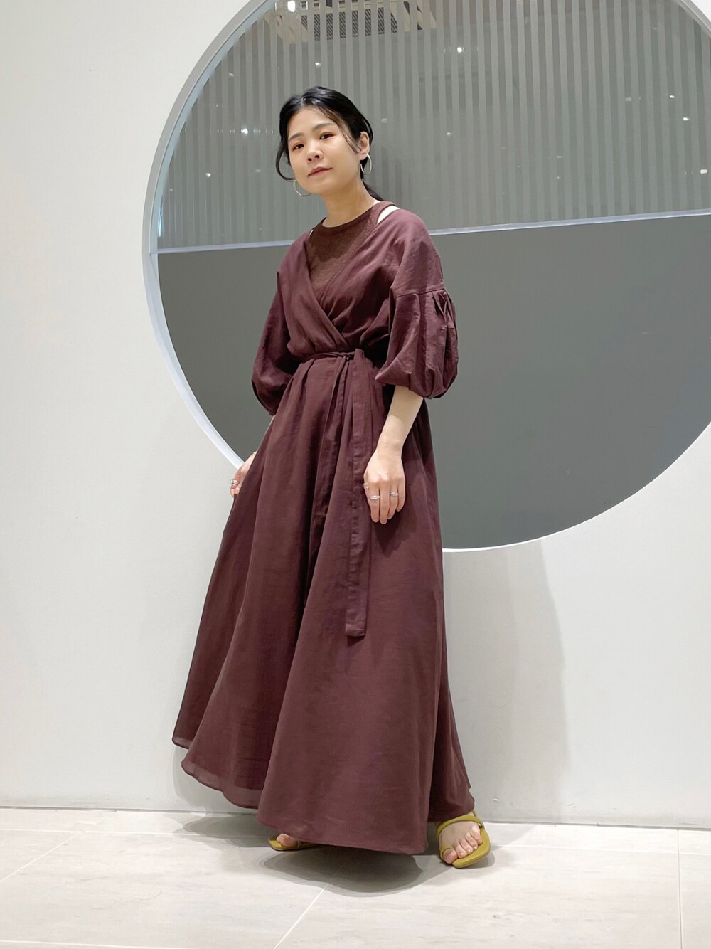 ブラウン系のワンピース、ブラウン系のタンクトップ、グリーン系のサンダルを着用したレディースの夏コーディネートの1枚目の写真