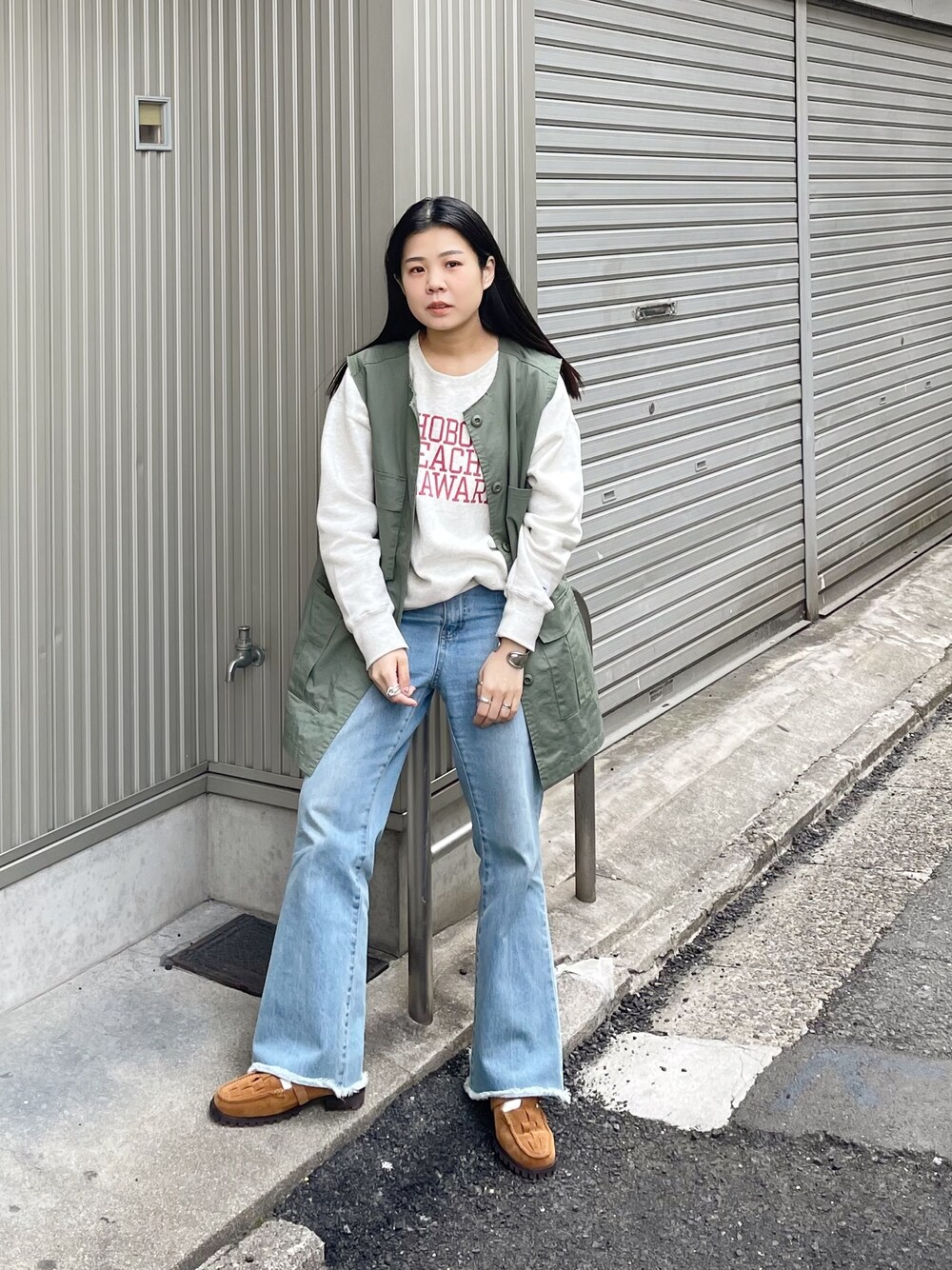「シンプルコーデ、きれいめカジュアル、春アウター、ローファー、ストリート、春服みてみて、休日スタイル、KBF、おしゃれさんと繋がりたい、デニム、レイヤードスタイル、春服デビュー宣言、春色、スウェット、春コーデ」｜「Championの【Champion/チャンピオン】レディース クルーネックスウェットシャツ（スウェット、ベージュ系）」を使った、きっしゃんさん（レディース・151cm）の春コーディネートの1枚目の写真