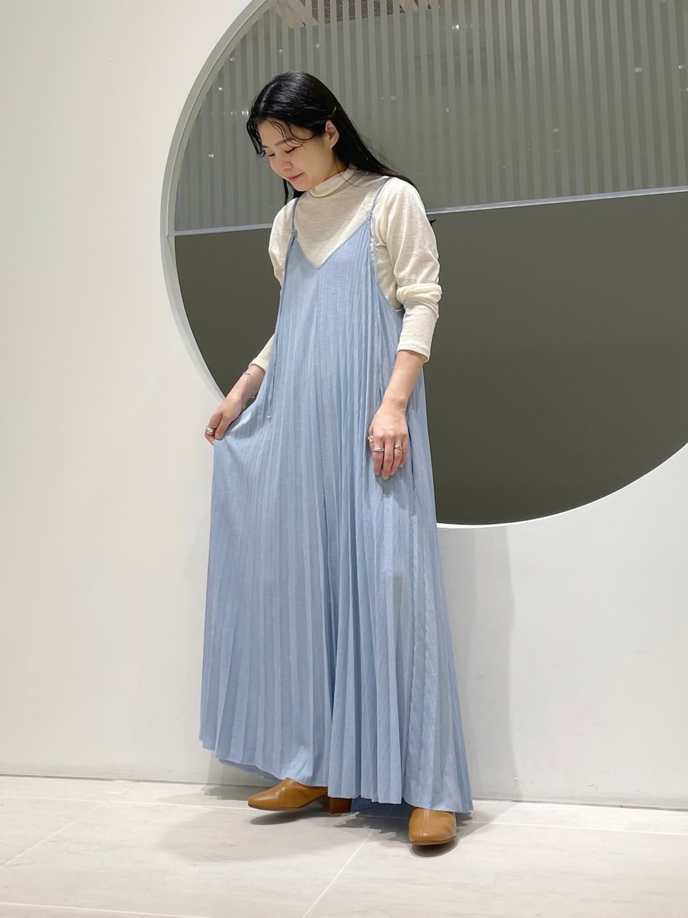 「KBF、RODE SKO、ワンピース、ハイネック、ootd、シアー、ブーツ、秋服準備はじめました、休日コーデ、おしゃれさんと繋がりたい、大人カジュアル」｜「KBFの2WAYプリーツキャミワンピース（ワンピース、ブルー系）」を使った、きっしゃんさん（レディース・151cm）の夏コーディネートの1枚目の写真