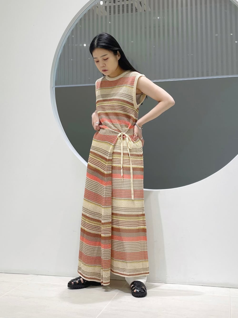 「透かし編みニット、グルカサンダル、デニムっていいよね、レイヤードスタイル、デニム、夏コーデ、ootd、KBF、RODE SKO、ボーダー、ワンピース、低身長、オレンジ、リゾートスタイル」｜「KBFのマルチボーダーラップワンピース（ワンピース、ピンク系）」を使った、きっしゃんさん（レディース・151cm）の夏コーディネートの1枚目の写真