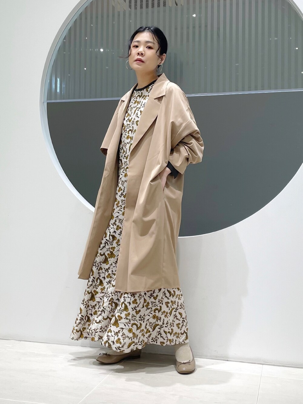 「KBF、テーラードジャケット、ビッグシルエット、オーバーサイズ、ワンピース、ootd、いいね、save、フォローお願いします🤑、オトナカジュアル、おしゃれさんと繋がりたい、ベージュ、ワントーンコーデ、低身長、バレエシューズ、RODE SKO、花柄」｜「KBFのテーラードライトコート（その他アウター、ベージュ系）」を使った、きっしゃんさん（レディース・151cm）の春コーディネートの1枚目の写真