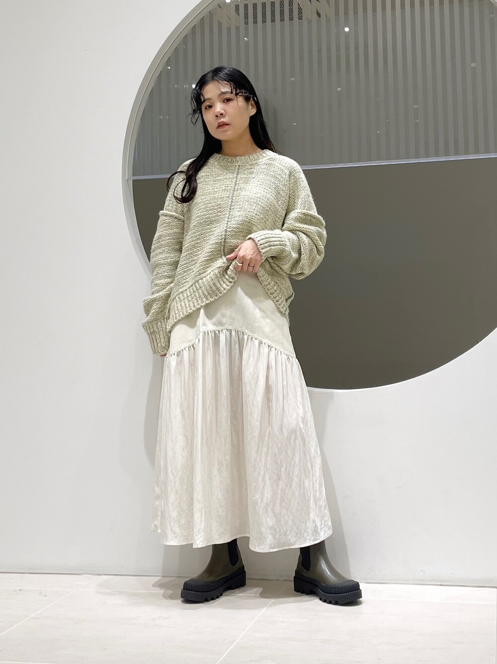 「KBF、ニット、ブーツ、スカート、ワントーンコーデ、淡色コーデ、秋コーデ、低身長、オトナカジュアル、ootd、おしゃれさんと繋がりたい、ビッグシルエット、きれいめカジュアル」｜「KBFのカラーアウトリンキングMIXニット（ニット/セーター、ベージュ系）」を使った、きっしゃんさん（レディース・151cm）の秋コーディネートの1枚目の写真