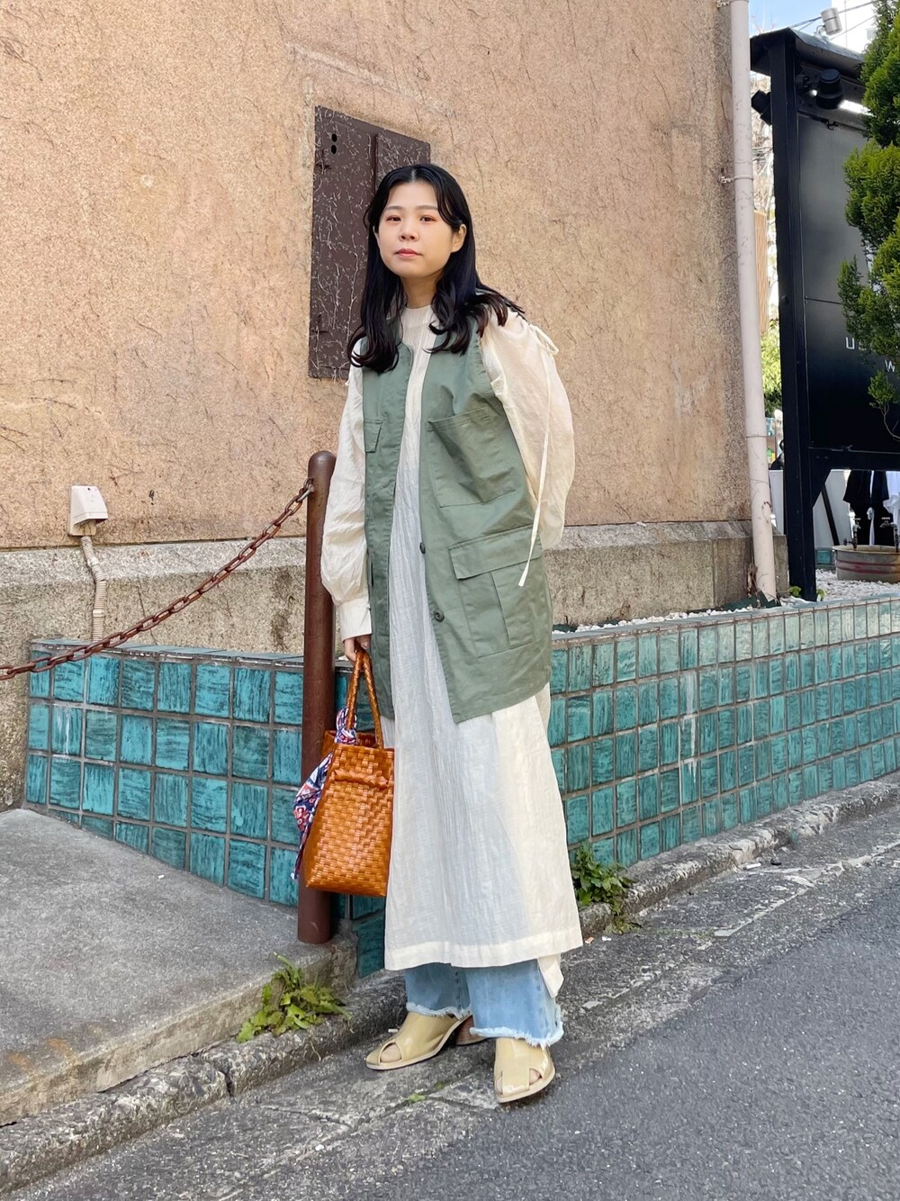 「春服デビュー宣言、レイヤードスタイル、シンプルコーデ、淡色コーデ、パステル映える春、スクエアバッグ、休日スタイル、春服みてみて、デニム、ベスト、春色、ワンピース、ほめられ本命コーデ、おしゃれさんと繋がりたい、きれいめカジュアル」｜「KBFのカットオフミリタリーベスト（その他アウター、グリーン系）」を使った、きっしゃんさん（レディース・151cm）の春コーディネートの1枚目の写真