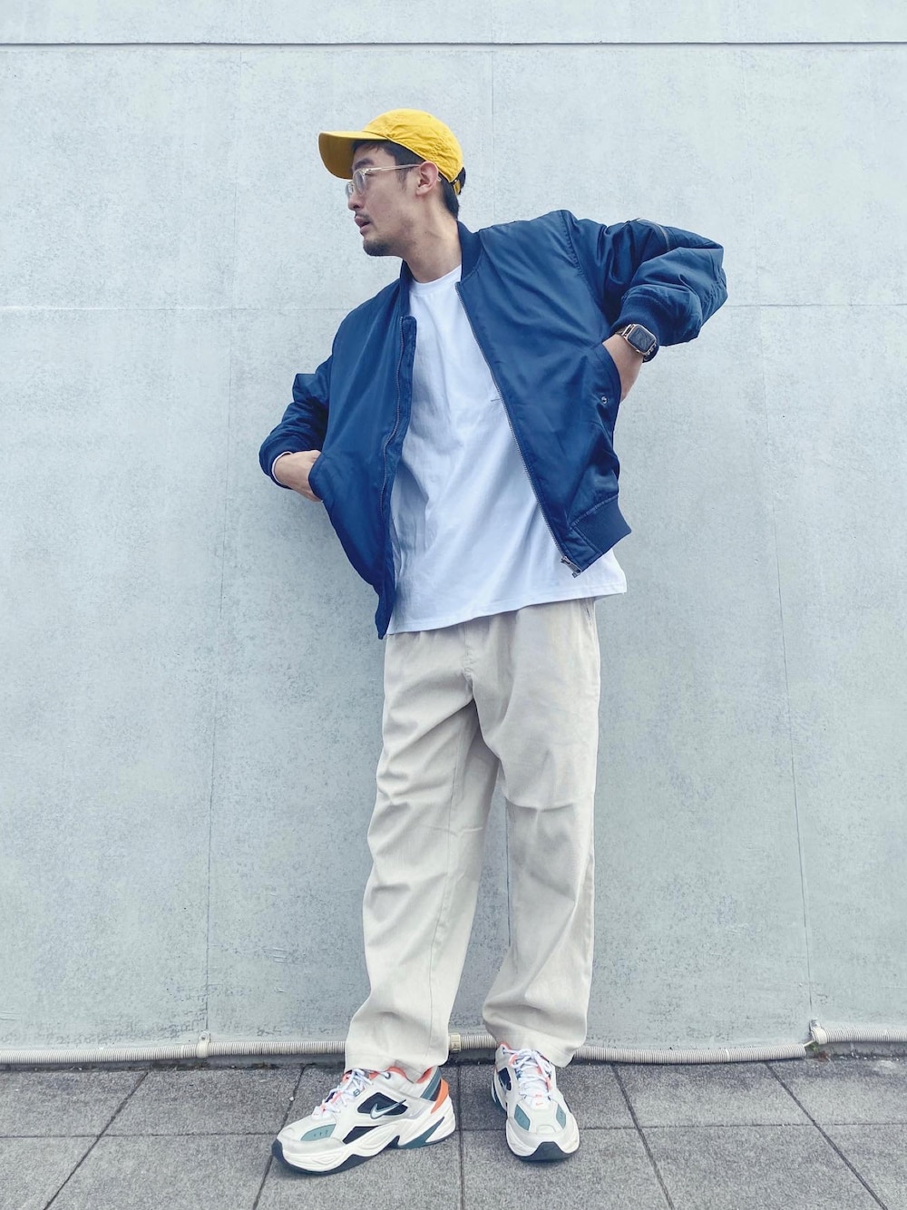 「シンプル、カジュアル、今日のコーデ、休日コーデ、大人コーデ、ワイドパンツ、スニーカー、メンズコーデ、春アウター、コンバース、春服、メガネ男子、白パンツ、ワークマン」｜「CONVERSE TOKYOのツイルロゴキャップ（ハット、イエロー系）」を使った、かずひちゃんねるさん（メンズ・182cm）の春コーディネートの1枚目の写真