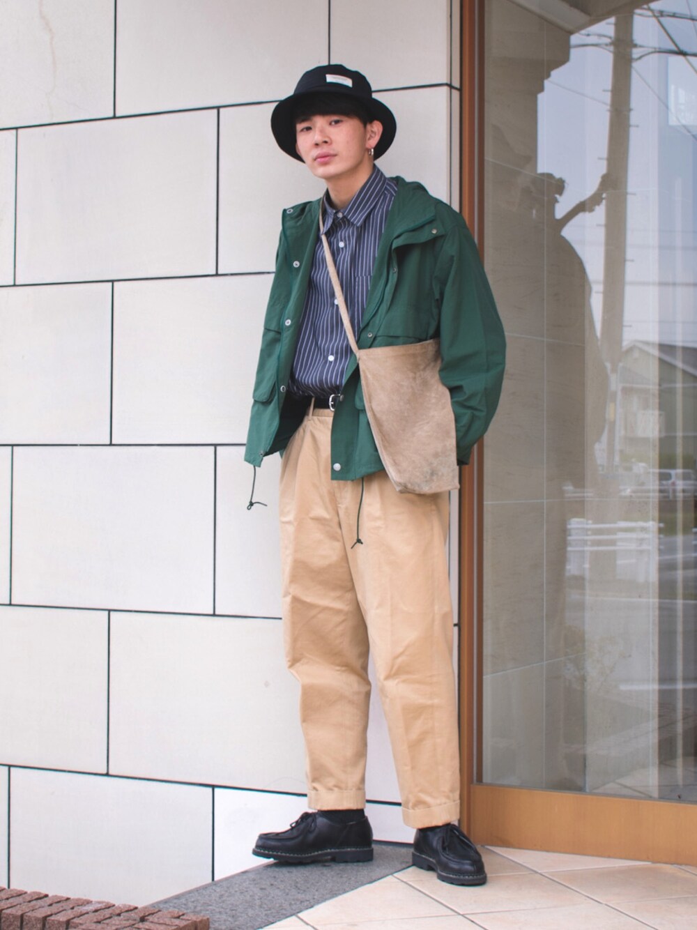 「休日スタイル、アウトドアスタイル、グリーン、春夏コーデ、革靴、プチプラ、ショルダーバッグ、シャツスタイル、バケットハット、ストライプ、厚底シューズ、チノパン、ビッグシルエット、Taiwan、ミニバッグ」｜「URBAN RESEARCH DOORSの『42サイズ/WEB限定』コットンナイロンクロスカラーマウンテンパーカー（マウンテンパーカー、グリーン系）」を使った、idakaさん（メンズ・171cm）の春コーディネートの1枚目の写真