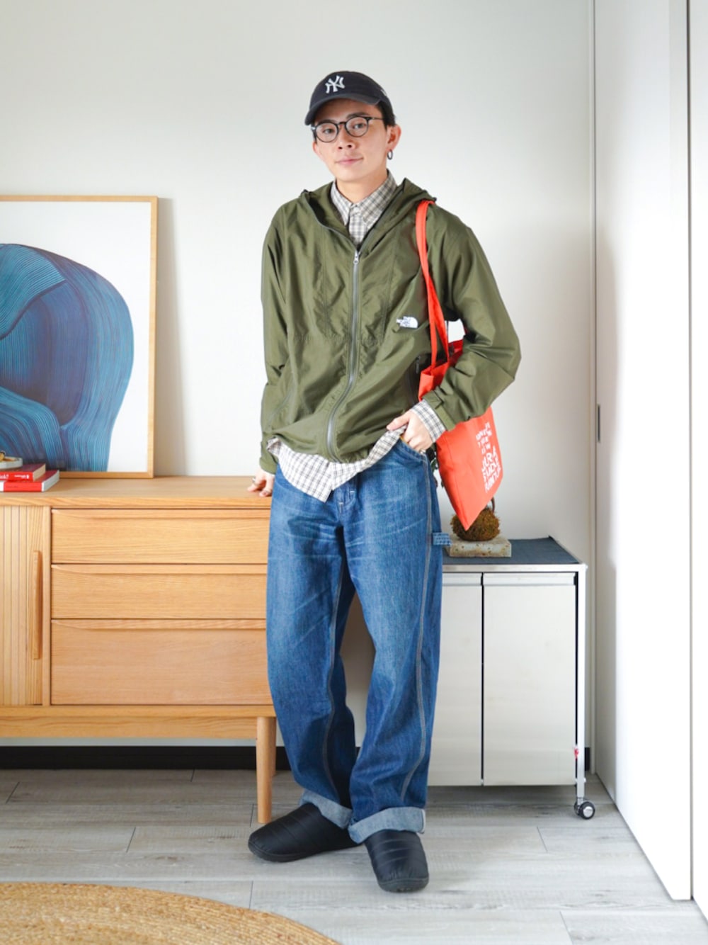 「チェック、レザー、プチプラ、トートバッグ、古着MIX、メガネ男子、休日スタイル、秋冬コーデ、マウンテンパーカー、キャップ、THE NORTH FACE、デニム、レイヤードスタイル、シャツスタイル、デートコーデ」｜「THE NORTH FACEのTHE NORTH FACE | Compact Jacket MEN（ナイロンジャケット、ブラウン系）」を使った、idakaさん（メンズ・171cm）の秋コーディネートの1枚目の写真