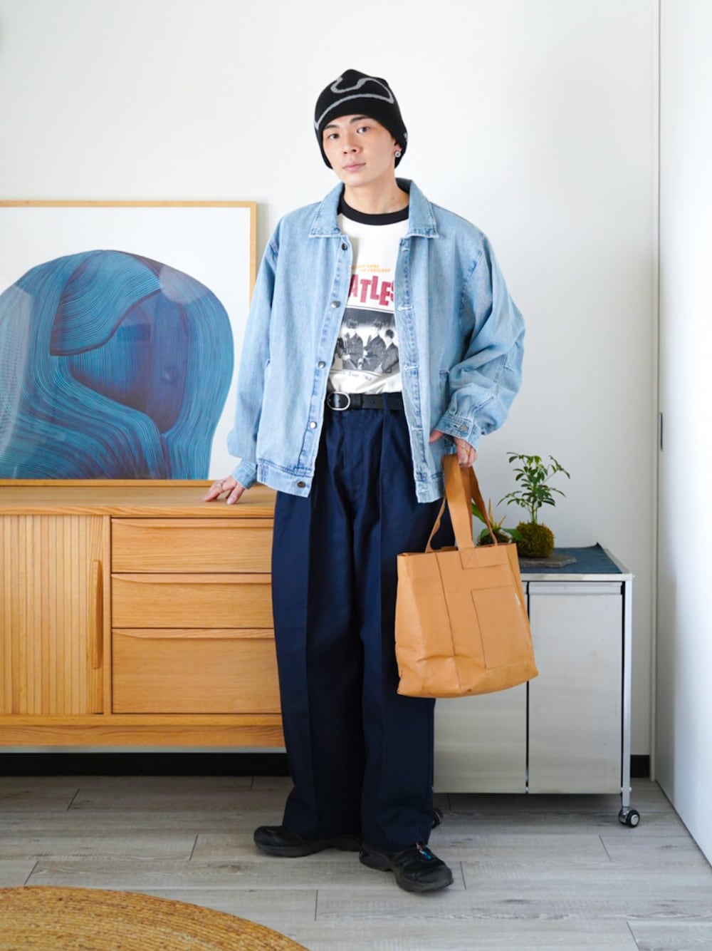 ホワイト系のTシャツ/カットソー、ブルー系のデニムジャケット、ブルー系のスラックスを着用したメンズの春コーディネートの1枚目の写真