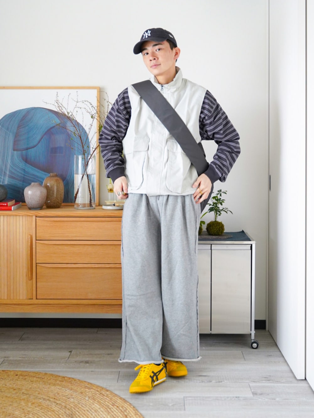 「ロンT、古着MIX、春コーデ、ベスト、スウェットパンツ、レイヤードスタイル、キャップ」｜「SINSSのLoose military nylon vest／ルーズミリタリーナイロンベスト（ベスト、グレー系）」を使った、idakaさん（メンズ・171cm）の春コーディネートの1枚目の写真
