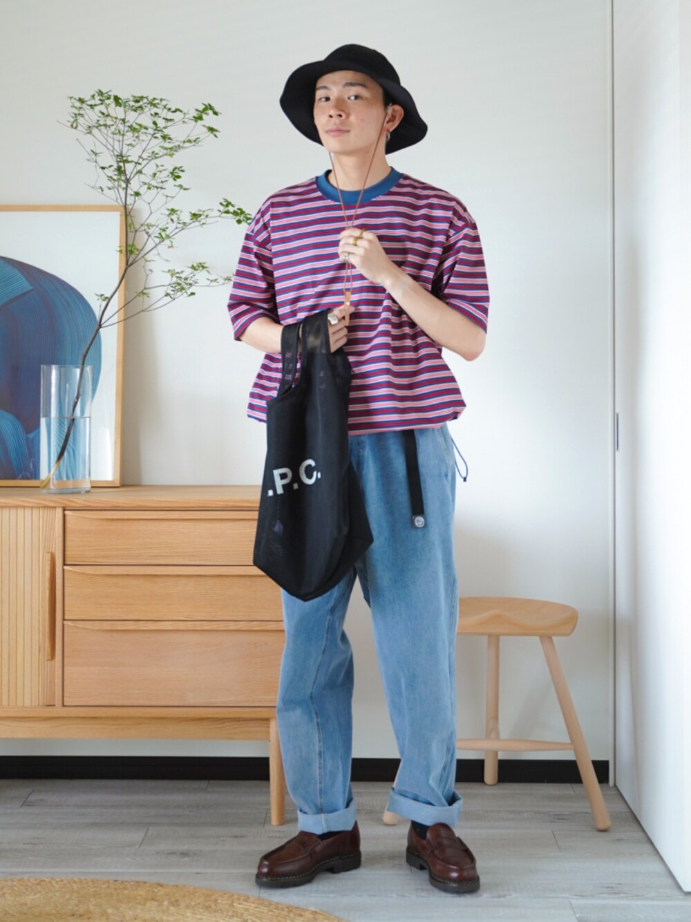 「ボーダー、休日スタイル、きれいめカジュアル、韓国ファッション、トートバッグ、バケットハット、アウトドアスタイル、厚底シューズ、テーマパークコーデ、夏コーデ、スポーツミックス、ローファー、プチプラ、古着MIX、シンプルコーデ」｜「DAIWA PIER39の＜DAIWA PIER39＞ドローストリング マルチボーダー Tシャツ（Tシャツ/カットソー、レッド系）」を使った、idakaさん（メンズ・171cm）の夏コーディネートの1枚目の写真