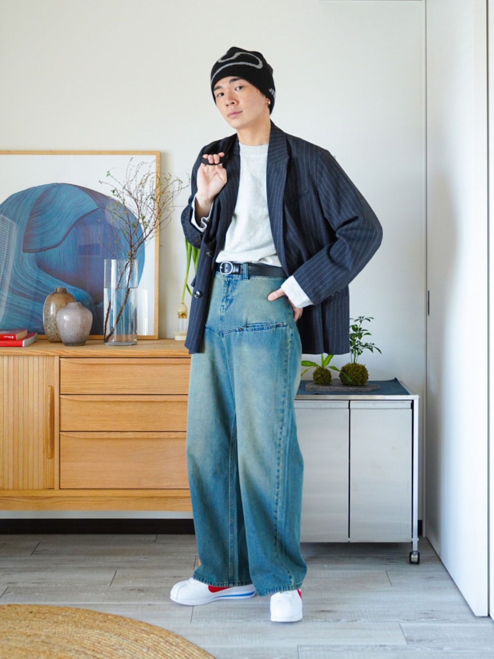 「NIKE、ナイキ、PR、スニーカー、ニット帽、ジャケットスタイル、デニムパンツ、春コーデ、白スニーカー、デニム、トートバッグ、ロンT、プチプラ、休日スタイル、春アウター」｜「WYM LIDNMのSUPER FINE COTTON LOOSE FIT L/S（Tシャツ/カットソー、グレー系）」を使った、idakaさん（メンズ・171cm）の春コーディネートの1枚目の写真