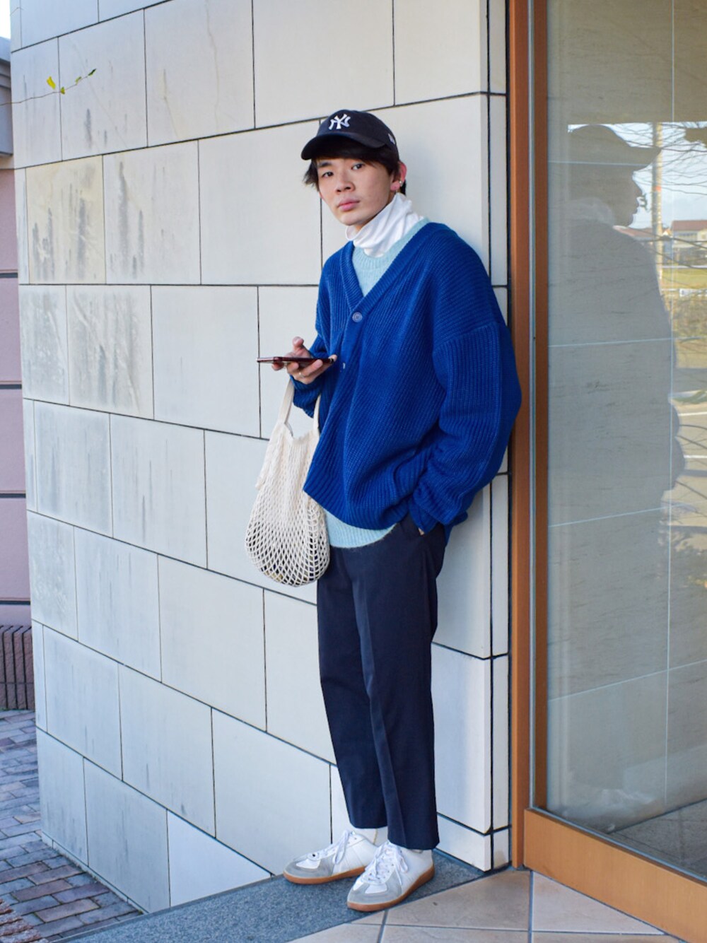 「クリスマスに着たい服、カーディガン、ブルー、プチプラ、休日スタイル、UNIQLO、アンクルパンツ、白スニーカー、レイヤードスタイル、カラーニット、冬コーデ、スラックス、ビッグシルエット、ワントーンコーデ、シンプルコーデ」｜「WEGOのWEGO/ルーズカーディガン（カーディガン/ボレロ、ブルー系）」を使った、idakaさん（メンズ・171cm）の冬コーディネートの1枚目の写真