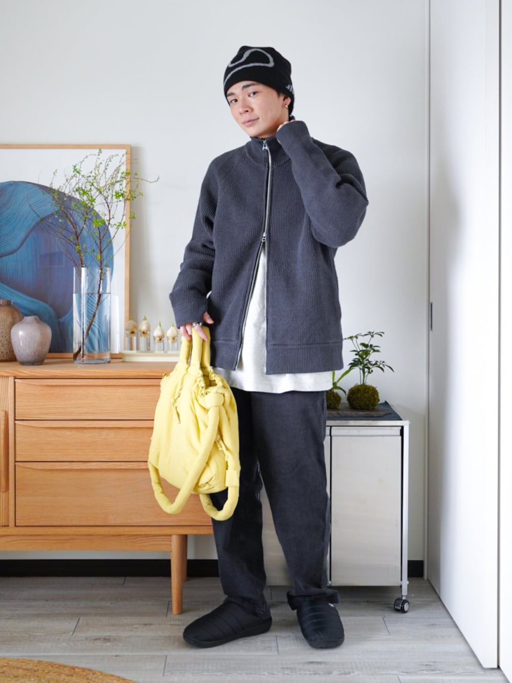 「春コーデ、ニット、レイヤードスタイル、春色、モノトーン、デニムパンツ、ニット帽、トートバッグ、イエロー」｜「WYM LIDNMのHEAVY WEIGHT DRIVERS KNIT（カーディガン/ボレロ、グレー系）」を使った、idakaさん（メンズ・171cm）の冬コーディネートの1枚目の写真