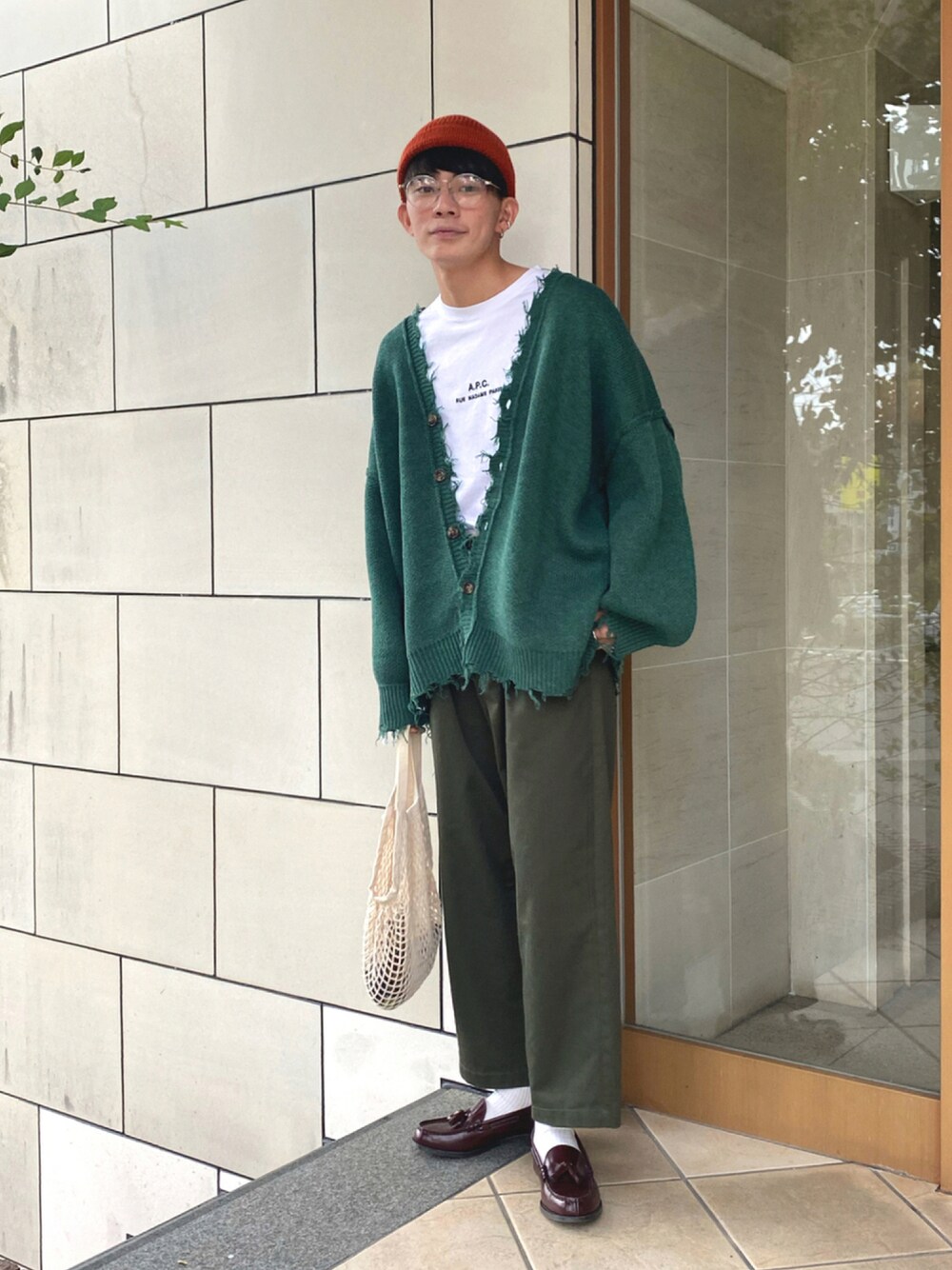 「カーディガン、チノパン、ローファー、カーキ、休日スタイル、プチプラ、ビーニー、きれいめカジュアル、メガネ男子、ミニバッグ、カジュアルコーデ、秋コーデ、wearhalloween2021」｜「Ellno Losetのダメージニットカーディガン（カーディガン/ボレロ、グリーン系）」を使った、idakaさん（メンズ・171cm）の秋コーディネートの1枚目の写真