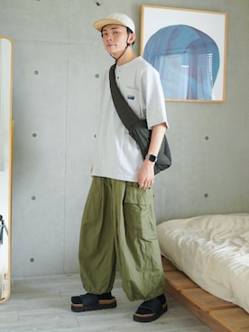 「SHINYAKOZUKA（シンヤコヅカ）のアイテム（カーゴパンツ）」を使った、idakaさん（メンズ・171cm）の夏コーディネート