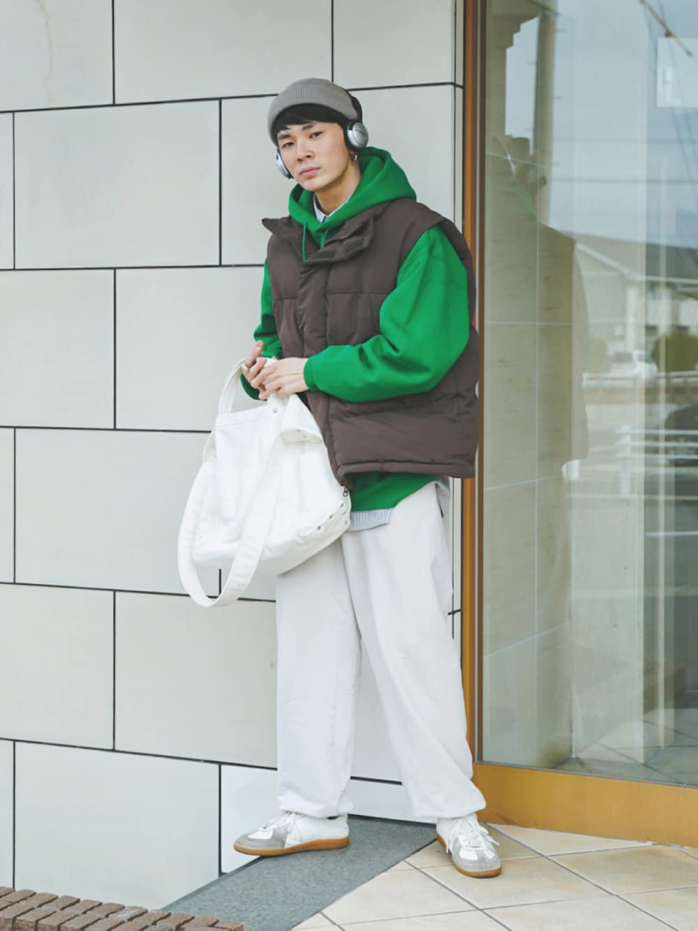 「シンプルコーデ、トートバッグ、レイヤードスタイル、厚底シューズ、韓国ファッション、ベスト、ニット帽、春色、春アウター、ダウンジャケット、プチプラ、ビビッドカラー、スウェットパンツ、スウェット、パーカー」｜「crepusculeのcrepuscule 別注Knit Cap 2003-026（ニットキャップ/ビーニー、グレー系）」を使った、idakaさん（メンズ・171cm）の冬コーディネートの1枚目の写真