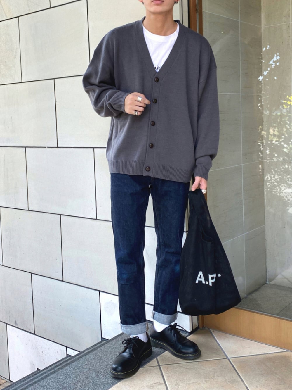 「UNIQLO、きれいめカジュアル、カーディガン、トートバッグ、デニムパンツ、ロールアップ、革靴、Dr.Martens、リラックススタイル、休日スタイル、麦わら帽子、秋コーデ、白Tシャツ、Vネック、A.P.C.」｜「A.P.C.のSAC SHOPPING REBOUND 20AC（トートバッグ、ブラック系）」を使った、idakaさん（メンズ・171cm）の夏コーディネートの1枚目の写真