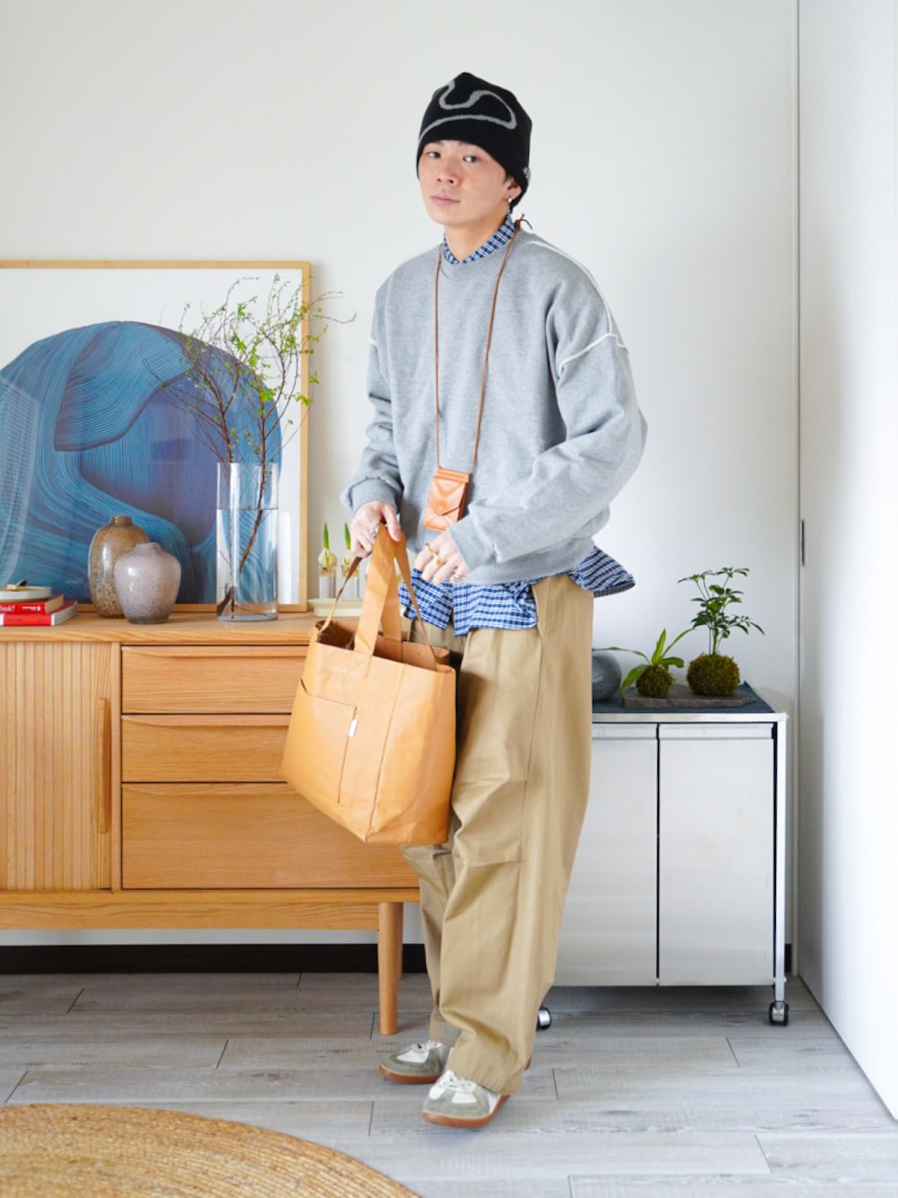 「プチプラ、スウェット、レイヤードスタイル、トートバッグ」｜「SINSSのDesign crew neck sweatshirt / デザインクルーネックスウェット（セットアップ可能）（スウェット、グレー系）」を使った、idakaさん（メンズ・171cm）の冬コーディネートの1枚目の写真