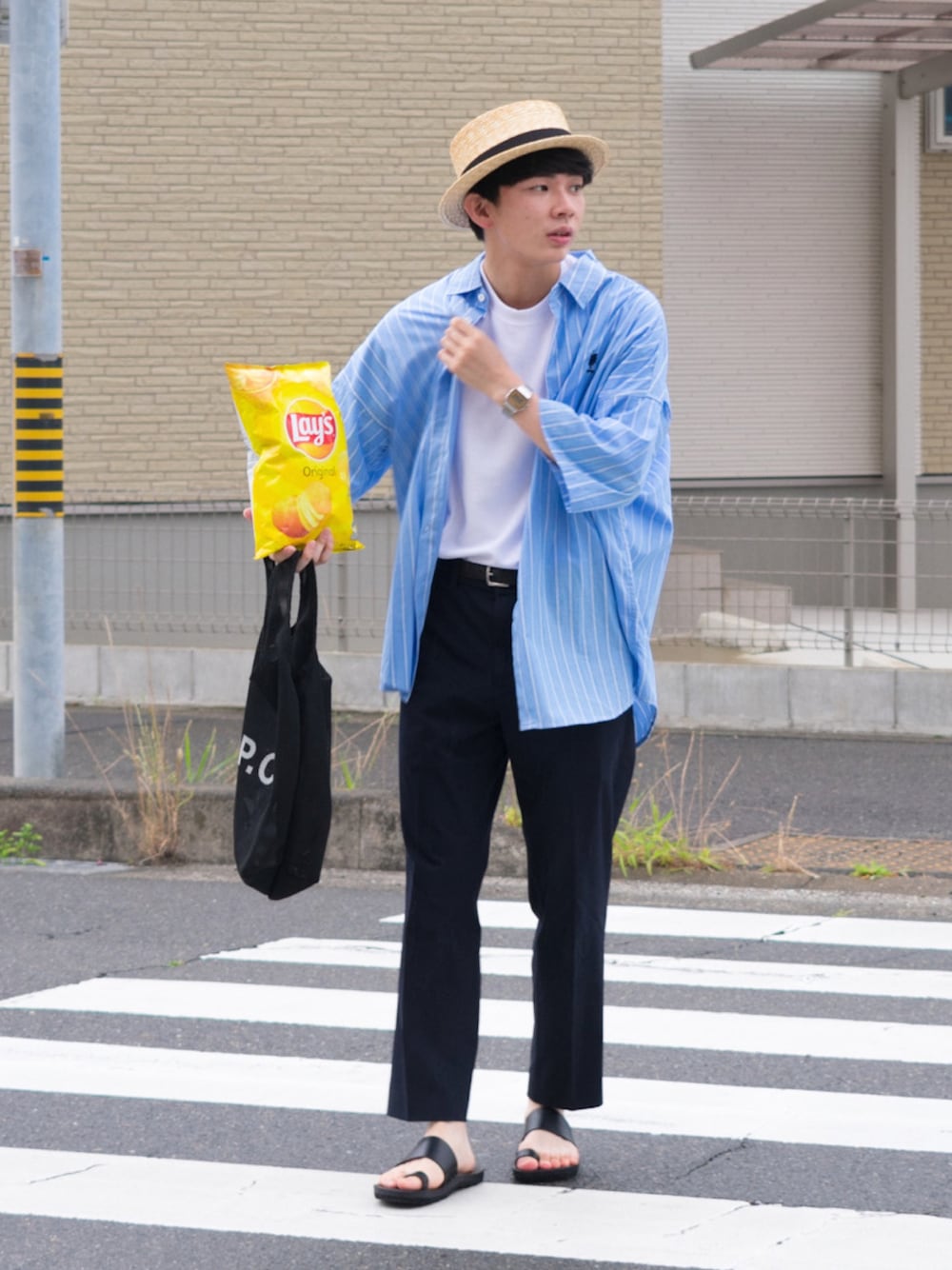 「ストライプシャツ、ビッグシルエット、プチプラ、UNIQLO、麦わら帽子、休日スタイル、トートバッグ、シンプルコーデ、カラーパンツ、夏セールで買いました、メッシュ、きれいめカジュアル、ビタミンカラー、夏コーデ、ビッグT」｜「U.S. POLO ASSN.のU.S. POLO ASSN. /ユーエスポロアッスン 別注 ワンポイント刺繍ロゴ オーバーサイズ SS レギュラーカラーシャツ（シャツ/ブラウス、ブルー系）」を使った、idakaさん（メンズ・171cm）の夏コーディネートの1枚目の写真