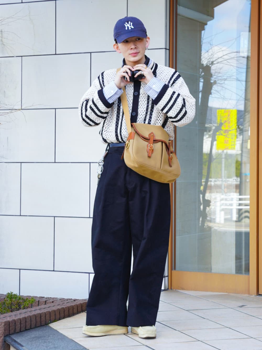 「春のNewスタイル、韓国ファッション、ストリート、淡色コーデ、キャップ、シャツスタイル、ストライプシャツ、休日スタイル、ショルダーバッグ、カーディガン、春色、大人カジュアル、ブーツ、シンプルコーデ、ワイドパンツ」｜「MONO-MART LADY'Sのクロシェニット配色ラインデザイン襟付きカーディガン（カーディガン/ボレロ、ホワイト系）」を使った、idakaさん（メンズ・171cm）の春コーディネートの1枚目の写真