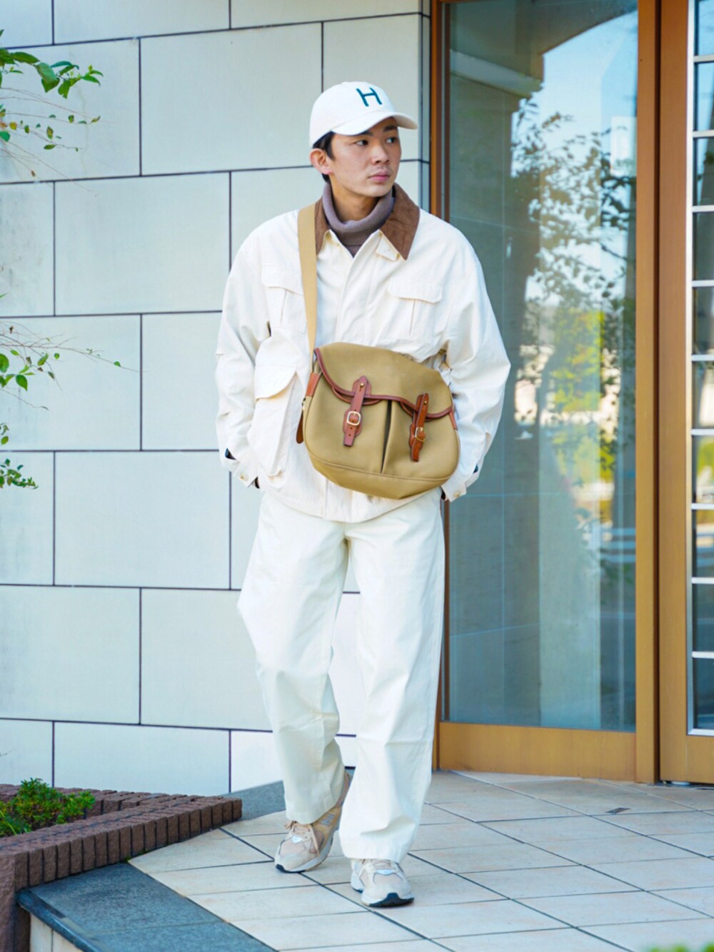 「ファッションを楽しもう、WEARyouthコーデ、冬アウター、キャップ、韓国ファッション、レイヤードスタイル、ストリート、淡色コーデ、タートルネック、ニット、冬コーデ、きれいめカジュアル、ショルダーバッグ、スニーカー、古着MIX」｜「H.UNIT STORE LABELのアイテム（キャップ、ベージュ系）」を使った、idakaさん（メンズ・171cm）の秋コーディネートの1枚目の写真