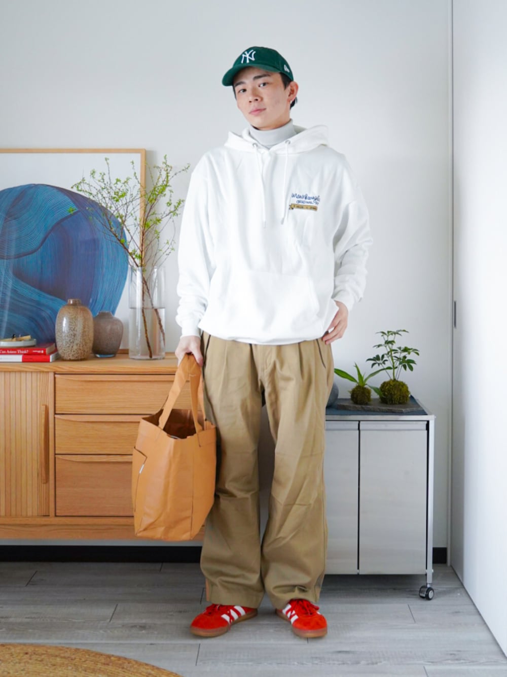 ホワイト系のパーカー、グレー系のTシャツ/カットソー、ベージュ系のその他パンツを着用したメンズの冬コーディネートの1枚目の写真