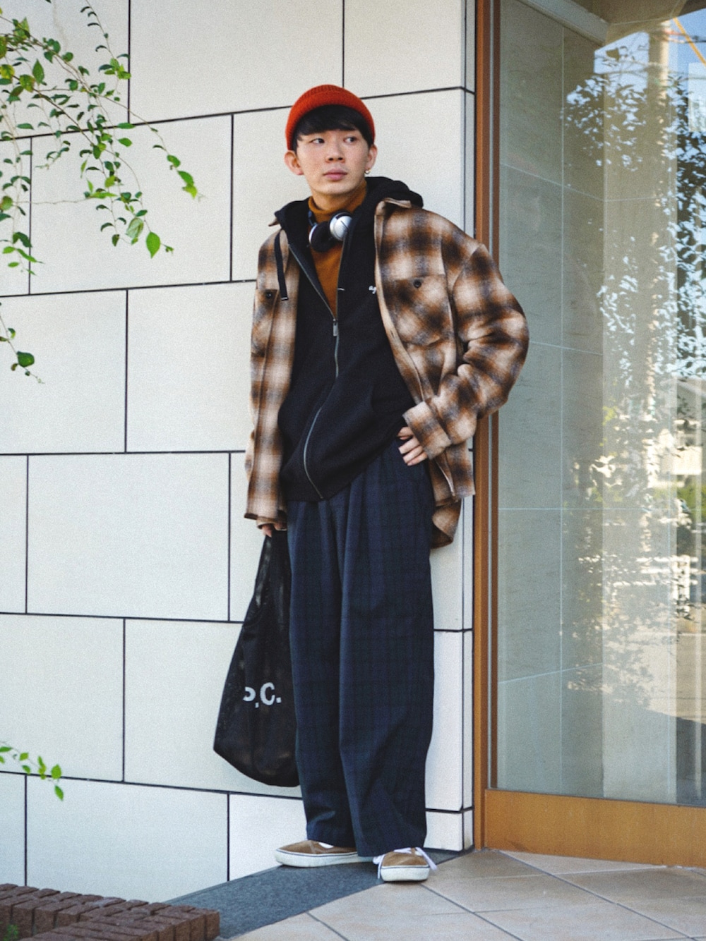 「休日スタイル、ニット帽、パーカー、チェック、チェックパンツ、トートバッグ、レイヤードスタイル、プチプラ、タートルネック、スニーカー、秋冬コーデ、冬コーデ、古着MIX、ビッグシルエット、シンプルコーデ」｜「ILL'Sのオンブレチェックシャツジャケット【ILL’S】（その他アウター、ブラウン系）」を使った、idakaさん（メンズ・171cm）の秋コーディネートの1枚目の写真
