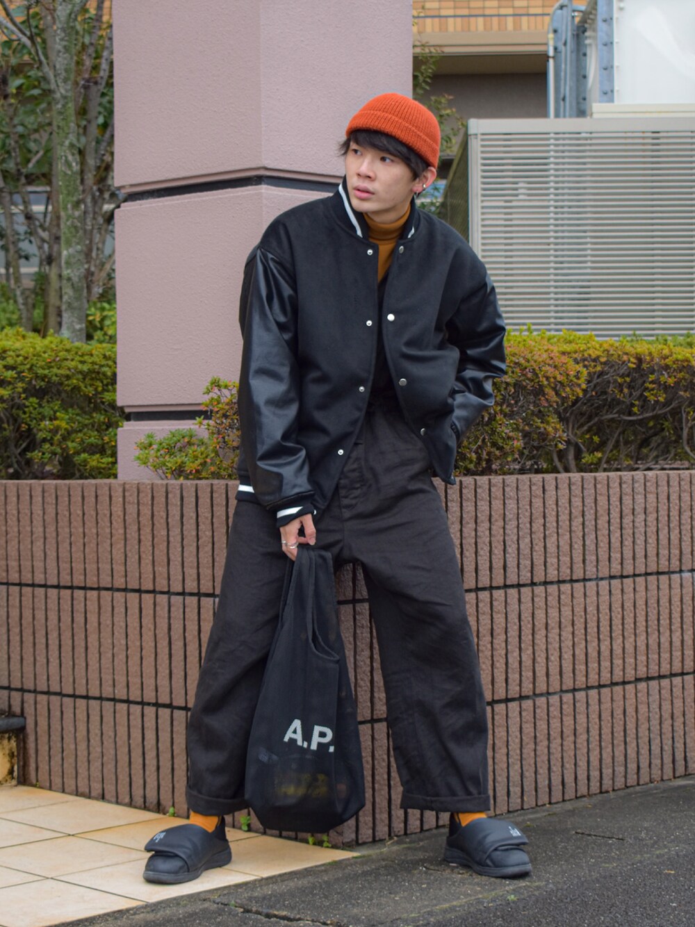 「クリスマスに着たい服、スタジャン、ストリート、休日スタイル、スニーカーコーデ、トートバッグ、ニット帽、オールブラック、冬コーデ、あったかコーデ、プチプラ、ビッグシルエット、タートルネック、オレンジ、オールインワン」｜「EMMA CLOTHESのビッグシルエット メルトン×シンセティックレザースタジャン EMMA CLOTHES 2021～2022AW（スタジャン、ブラック系）」を使った、idakaさん（メンズ・171cm）の冬コーディネートの1枚目の写真