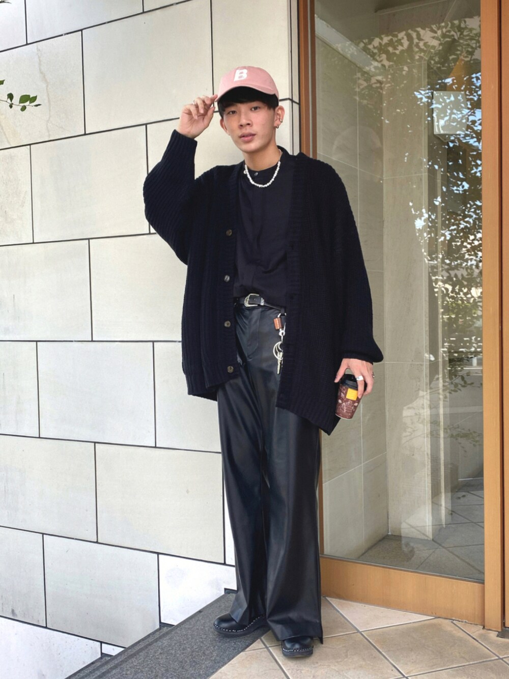 「カーディガン、モノトーン、レザーパンツ、フレアパンツ、レイヤードスタイル、タックイン、モード、wearhalloween2021、だから秋服が好き、休日スタイル、キャップ、ピンク、プチプラ、秋コーデ、厚底シューズ」｜「EMMA CLOTHESの5G畦編みボリュームニット ルーズカーディガン 2021-2022WINTER(EMMA CLOTHES)（カーディガン/ボレロ、ブラック系）」を使った、idakaさん（メンズ・171cm）の秋コーディネートの1枚目の写真