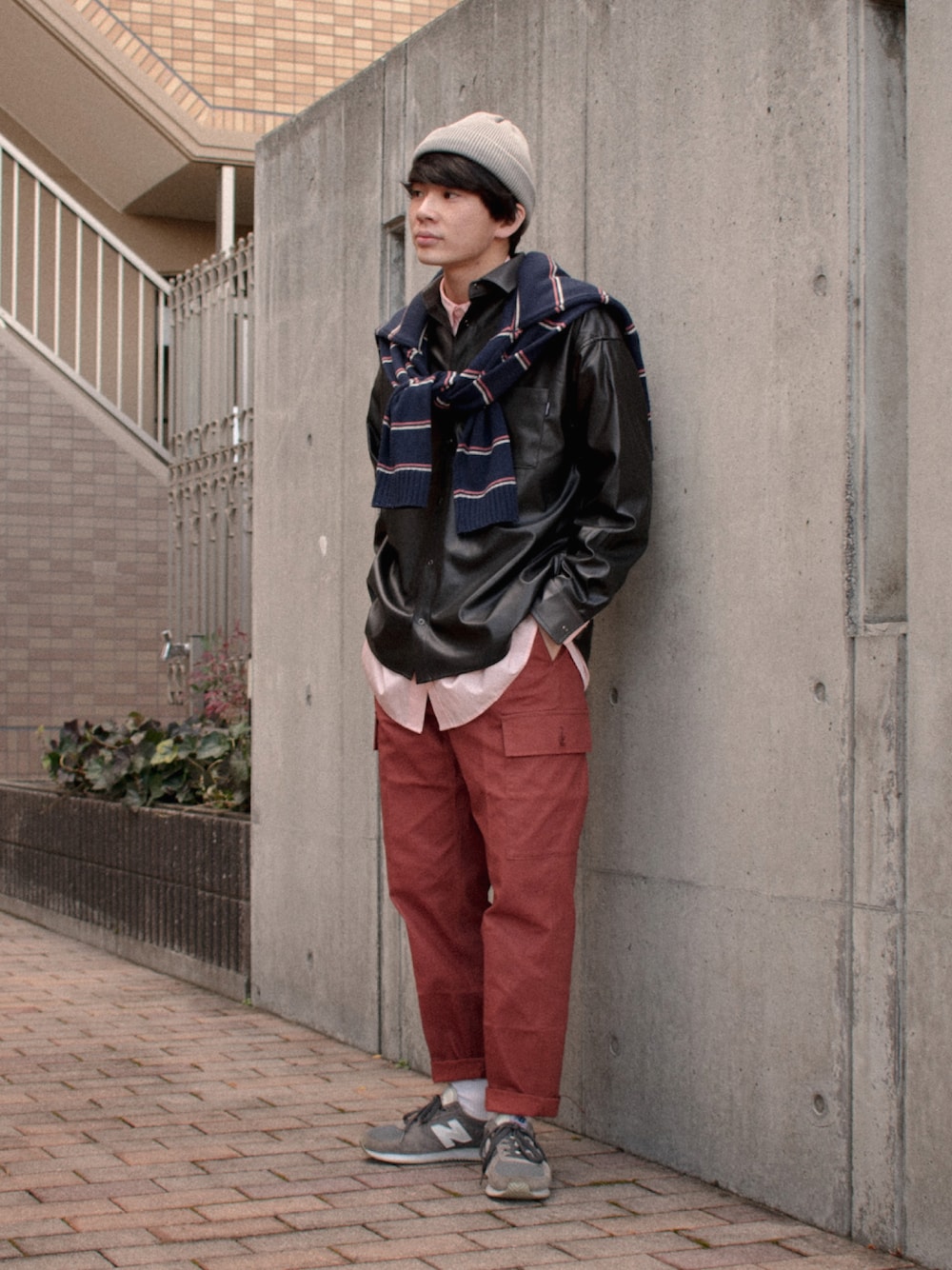 「レイヤードスタイル、ニット帽、シャツスタイル、休日スタイル、ボーダー、私の推しブランド、カーゴパンツ、New Balance、冬コーデ、きれいめカジュアル、カラーパンツ、モード、カジュアルコーデ、プチプラ、甘辛mix」｜「Naive magicの【a】テックレザーシャツ（シャツ/ブラウス、ブラック系）」を使った、idakaさん（メンズ・171cm）の冬コーディネートの1枚目の写真