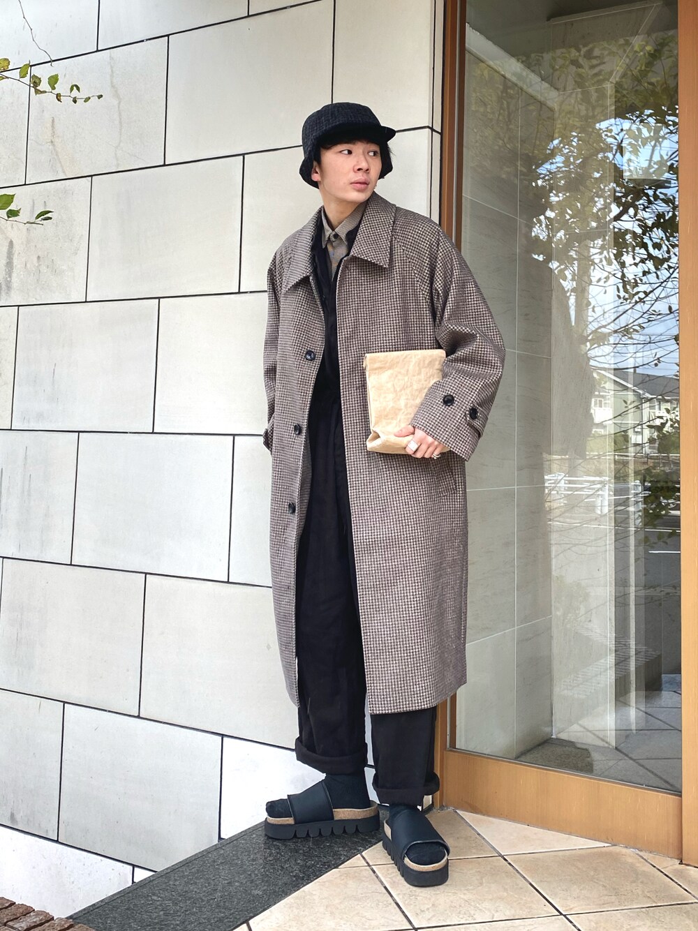 「キャップ、休日スタイル、厚底シューズ、チェック柄に恋してる、未来のWEARISTAプロジェクト、レイヤードスタイル、シンプルコーデ、オールインワン、ロングコート、オーバーコート、ビッグシルエット、マイベストコーデ2021、ミニバッグ、クラッチバッグ、きれいめカジュアル」｜「Hender SchemeのHender Scheme / エンダースキーマ：tweed ear cap：fl-c-ect[BJB]（キャップ、ブラック系）」を使った、idakaさん（メンズ・171cm）の冬コーディネートの1枚目の写真