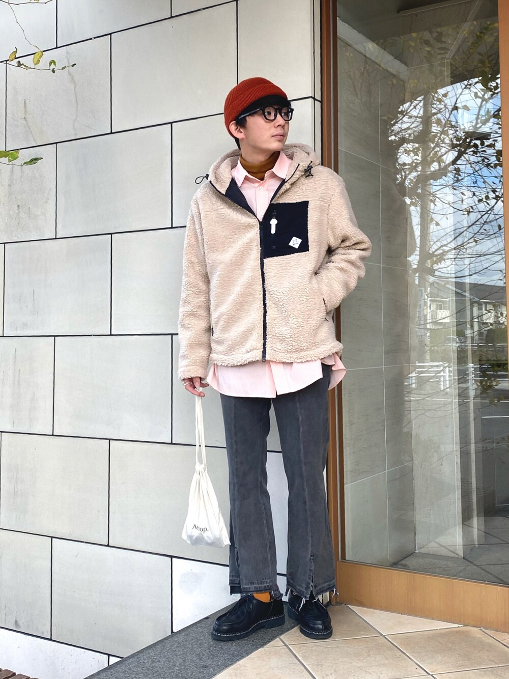 「クリスマスに着たい服、マイベストコーデ2021、ボアジャケット、冬コーデ、メガネ男子、休日スタイル、フレアパンツ、革靴、厚底シューズ、プチプラ、あったかコーデ、ストリート、ビッグシルエット、紅白コーデ、レイヤードスタイル」｜「JOHN'S CLOSETの【50】ボアZIＰパーカーブルゾン（ブルゾン、ベージュ系）」を使った、idakaさん（メンズ・171cm）の冬コーディネートの1枚目の写真