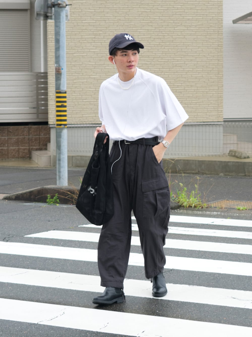 「夏コーデ、モノトーン、カーゴパンツ、休日スタイル、プチプラ、タックイン、白Tシャツ、メッシュ、トートバッグ、キャップ、ビッグシルエット、ブーツ、夏だ！Tシャツ着よう！、きれいめカジュアル、ビッグT」｜「URBAN RESEARCHの『UR TECH ひやサラクール』リラックスTシャツ（Tシャツ/カットソー、ホワイト系）」を使った、idakaさん（メンズ・171cm）の夏コーディネートの1枚目の写真