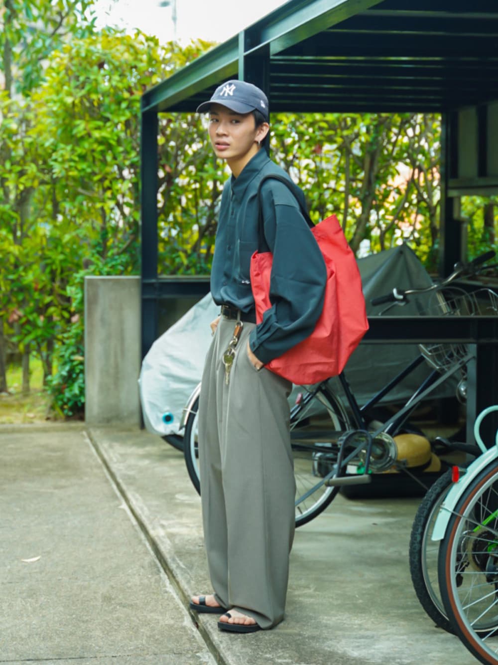 「WEARyouthコーデ、秋服準備はじめました、古着MIX、休日スタイル、韓国ファッション、カラー×コーデ、トートバッグ、スラックス、淡色コーデ、シャツスタイル、キャップ、タックイン、きれいめカジュアル、レッド、ビッグシルエット」｜「Naive magicの【a】ナチュラルストレッチポリエステル バックプリント＆フラワー刺繍 バルーンスリーブ スリットシャツ 長袖（シャツ/ブラウス、グレー系）」を使った、idakaさん（メンズ・171cm）の夏コーディネートの1枚目の写真