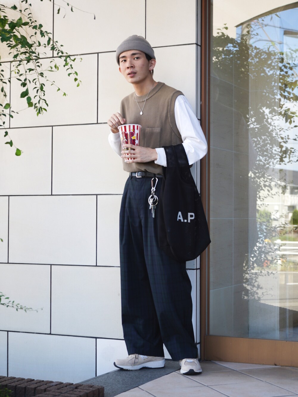 「ニットベスト、ニット帽、きれいめカジュアル、スラックス、タックイン、プチプラ、UNIQLO、トートバッグ、秋コーデ、チェックパンツ、モノトーン、レイヤードスタイル、ベージュ、厚底シューズ、スニーカーコーデ」｜「crepusculeのcrepuscule 別注Knit Cap 2003-026（ニットキャップ/ビーニー、グレー系）」を使った、idakaさん（メンズ・171cm）の秋コーディネートの1枚目の写真