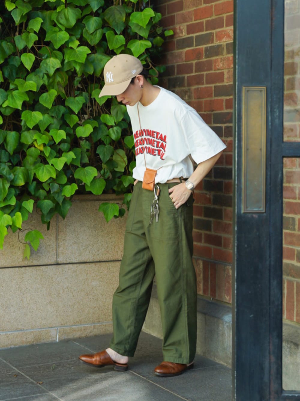 「アツいコーデ全部見せ、ロゴT、白Tシャツ、秋服準備はじめました、キャップ、ミニバッグ、サンダル、ベイカーパンツ、プチプラ、シンプルコーデ、休日スタイル、ストリート、カラー×コーデ、カラーパンツ、カーゴパンツ」｜「blurhmsのblurhmsROOTSTOCK | ロゴTシャツ HEAVY METAL MEN（Tシャツ/カットソー、ホワイト系）」を使った、idakaさん（メンズ・171cm）の夏コーディネートの1枚目の写真